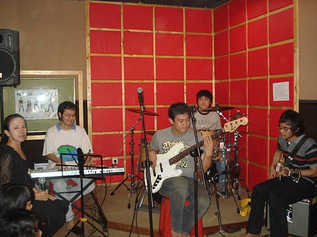 10 Kebiasaan Anak Band Ketika Sewa Studio, Vokalis Wajib Baca No 7!