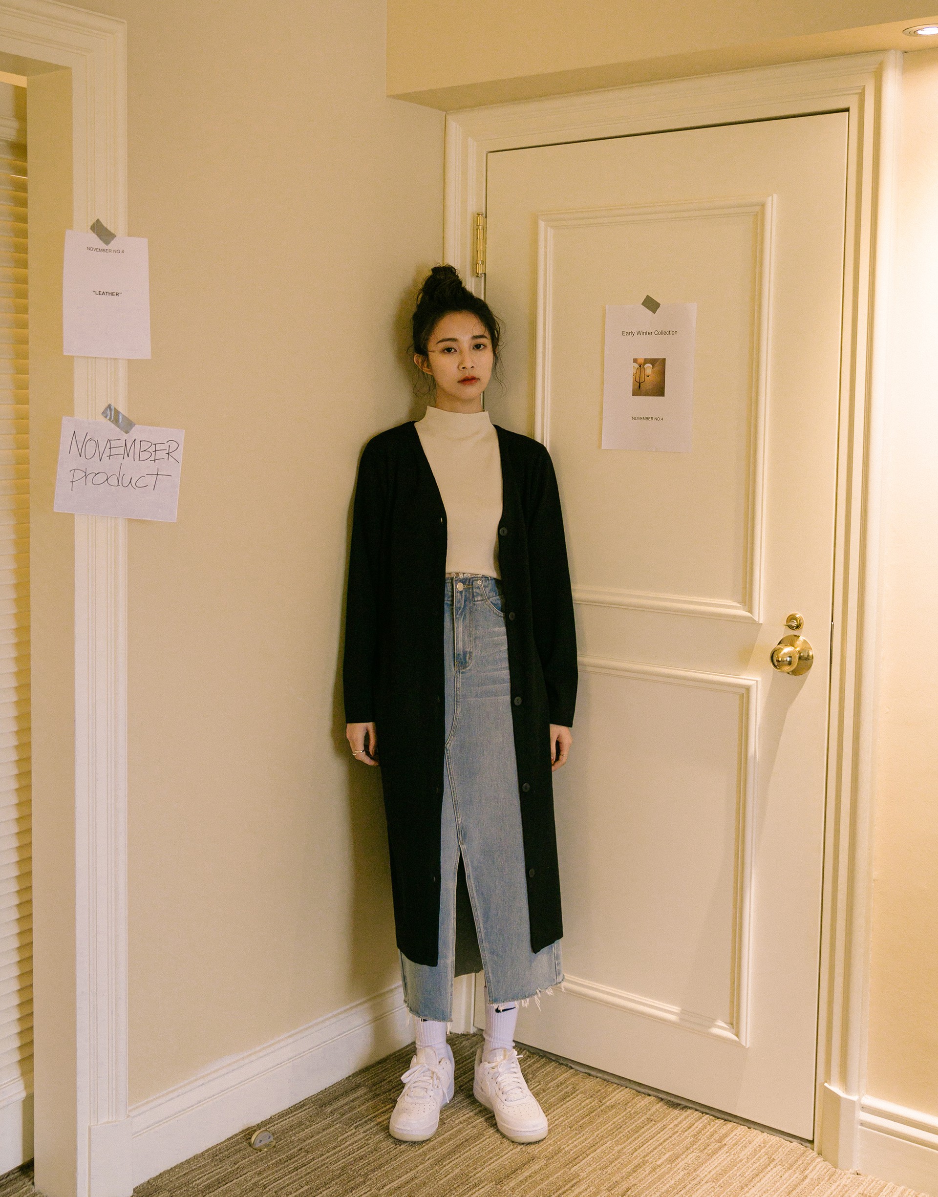 細緻針織面料/前開真釦/長版造型/V領設計