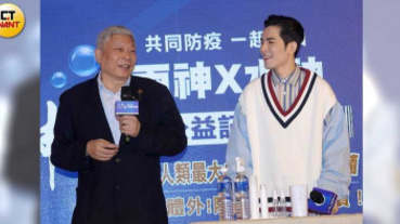 共同防疫一起加油 蕭敬騰手傷初癒為「水神」比讚