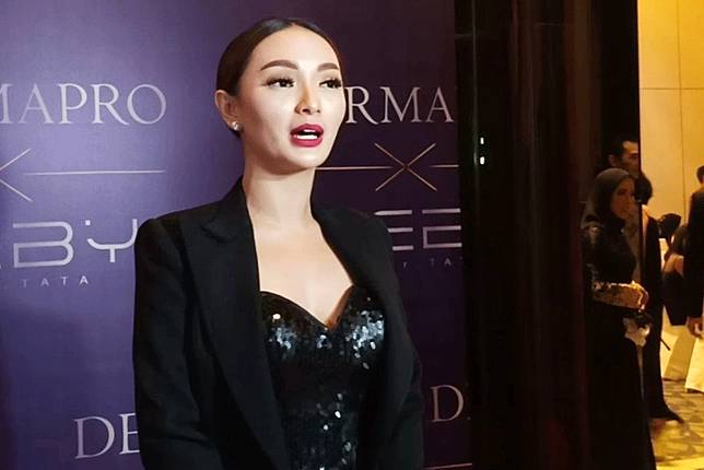 96 Koleksi Model Baju Batik Zaskia Gotik Terbaik