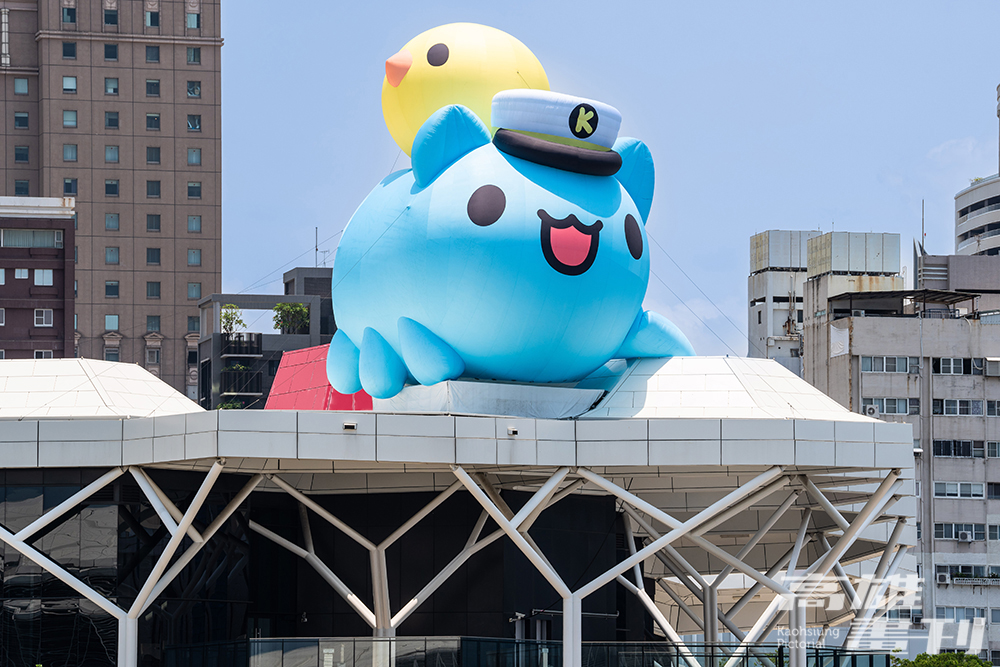 「貓貓蟲–咖波」趴在珊瑚礁群上，調皮伸出一隻腳，想跟到訪的每位朋友打招呼！(攝影/黃敬文)