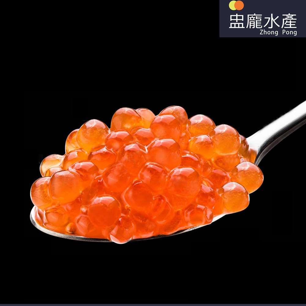 商品名稱：北海道醬油漬鮭魚卵(250g)商品產地：日本北海道商品規格：重量250g±5%/盒零售價：$495元/盒『大量購買者另有批發價，請蝦皮聊聊』配送方式：全程低溫-18°C冷凍車配送保存方式：請置於冰箱冷凍 (-18℃) 以下保存保存年限：冷凍-18°C以下2 年有效日期：標示於封口處料理方式：解凍即食、丼飯、飯糰、壽司退冰方式：冷藏退冰注意事項：一經過解凍，請不要再次冷凍，解凍之後，建議家庭、餐廳依使用量將它分裝冷凍，這樣不會因為多次解凍後導致鮭魚卵品質下降。(需要封好避免鮭魚卵水分流失)，並盡快食用完畢。品牌：盅龐水產嚴選來自日本的鮭魚卵，瑰麗的橘紅色宛如水晶球般，晶瑩、剔透、飽滿，非常適合用在日式料理妝點、提味用，輕含嘴裡，肥嫩金亮的鮭魚卵「滋」地一聲在口中爆破爆開，甘甜爽口濃濃的鮮甜海味隨之而來，飛舞舌尖的Q彈口感，頂級感動的滋味挑戰你味蕾極限。【嚴選來自日本的鮭魚卵】◆甘甜爽口濃郁的鮮甜海味◆顆顆橘紅色宛如水晶球般不同溫層(冷凍、冷藏、常溫)需分開寄送，故運費無法合併喔！