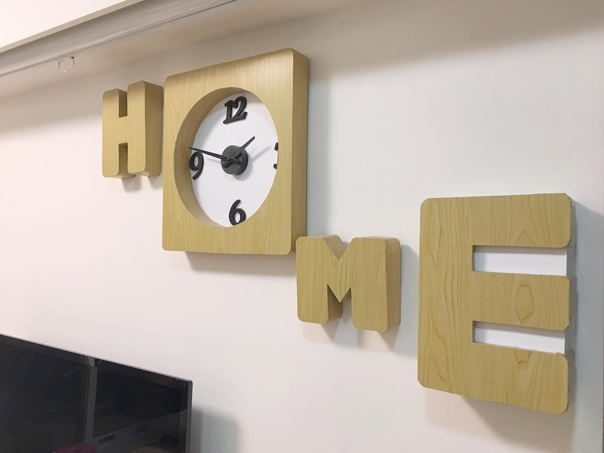 因為不想破壞牆面，所以選用3M無痕膠黏貼代替釘子，後來由於一直掉落，改用泡綿雙面膠才固定完好。