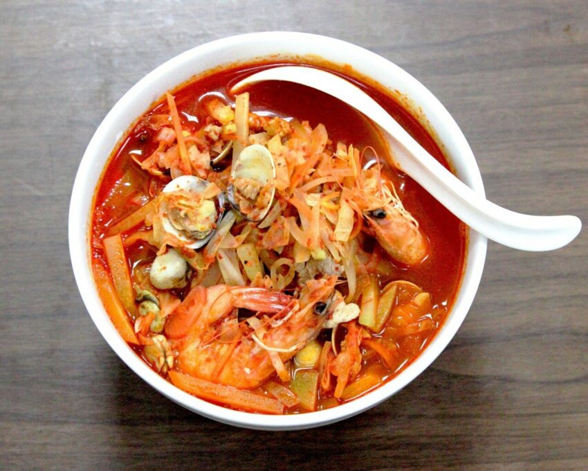 羅東美食，經過大火炒過的香辣炒碼麵、麵條Q彈的京味炸醬麵，都是麥麵子小館的人氣菜單。