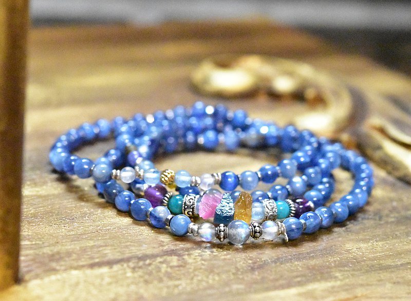 藍精靈~在這充滿圖騰,印記,標籤的浮世中,何不試著放下理想,放下框架,放下過去,放下對錯,像藍精靈優雅恬淡,四季中處處是香格里拉,時時都輕安自在 ✦嚴選天然藍晶石 碧璽原礦 紫晶 月光石 海藍寶 天河