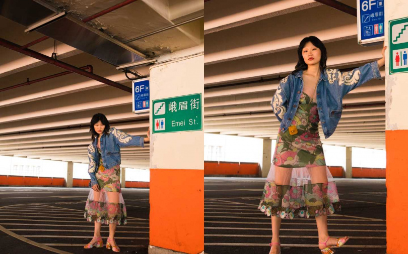 FENDI Multicolor Mesh Dress 洋裝／約98,000元、Multicolor Cotton Sandals 跟鞋／約25,400元、Pico Baguette Charm 迷你包／約22,400元；sandro 刺繡設計牛仔夾克／18,320元（圖／戴世平 攝）