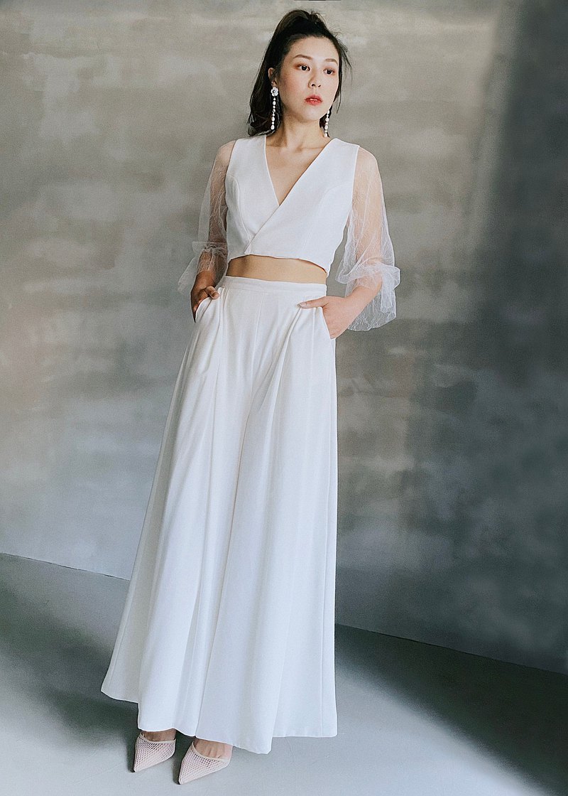 || & Philosophyl || 是雜草工作室的婚紗品牌。以法式簡約為基礎而設計的婚紗，我們相信婚紗代表著你對愛的態度，愛的哲理。希望讓每位新娘可以以時尚自我的風格展開人生新一頁。