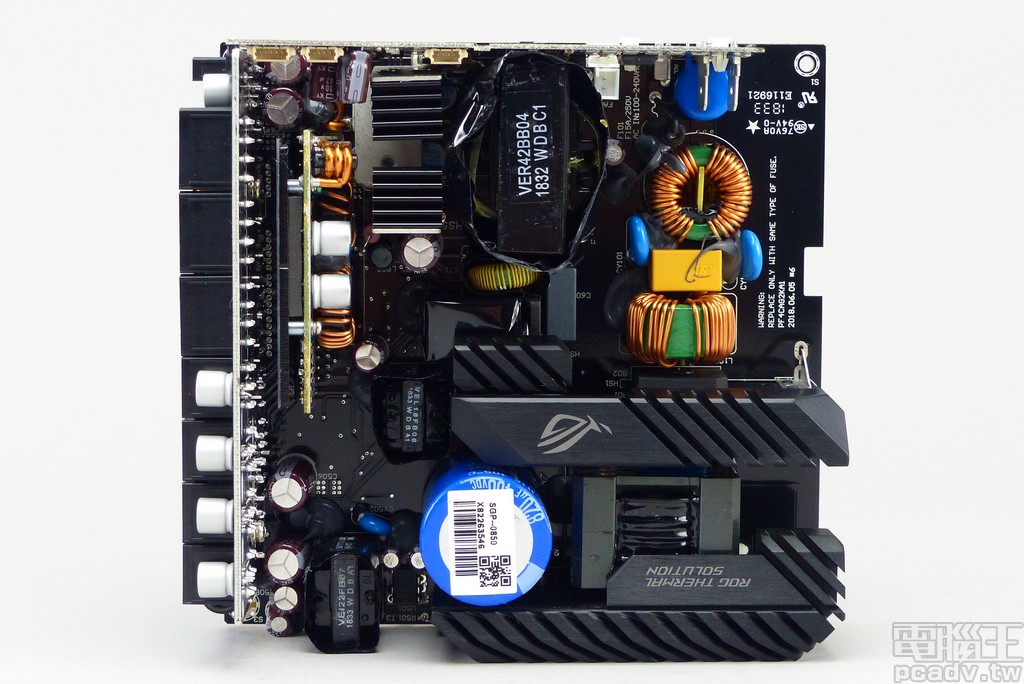 內部電路板正面，可以觀察到輸入 EMI 濾波至 APFC 零件安裝位置相較 FOCUS PLUS Platinum 略有不同