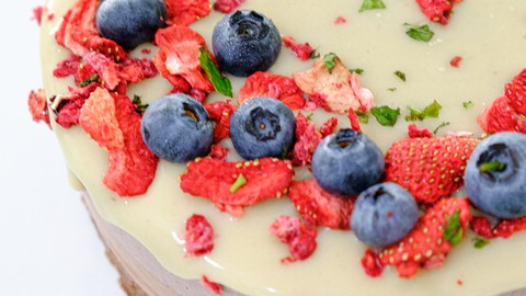 Learn how to create and decorate a raw, sugar-free and gluten-free cake!