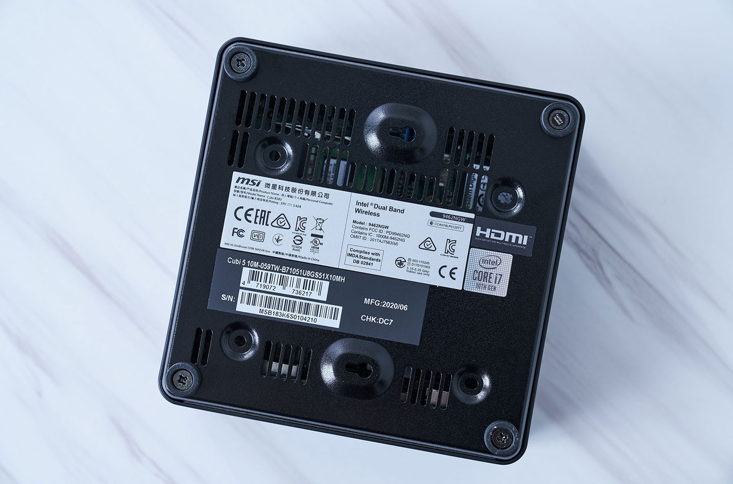 機身底部同樣也保留了大面積的散熱孔，並提供了 VESA 標準的壁掛孔，以及上下兩個一般壁掛孔。