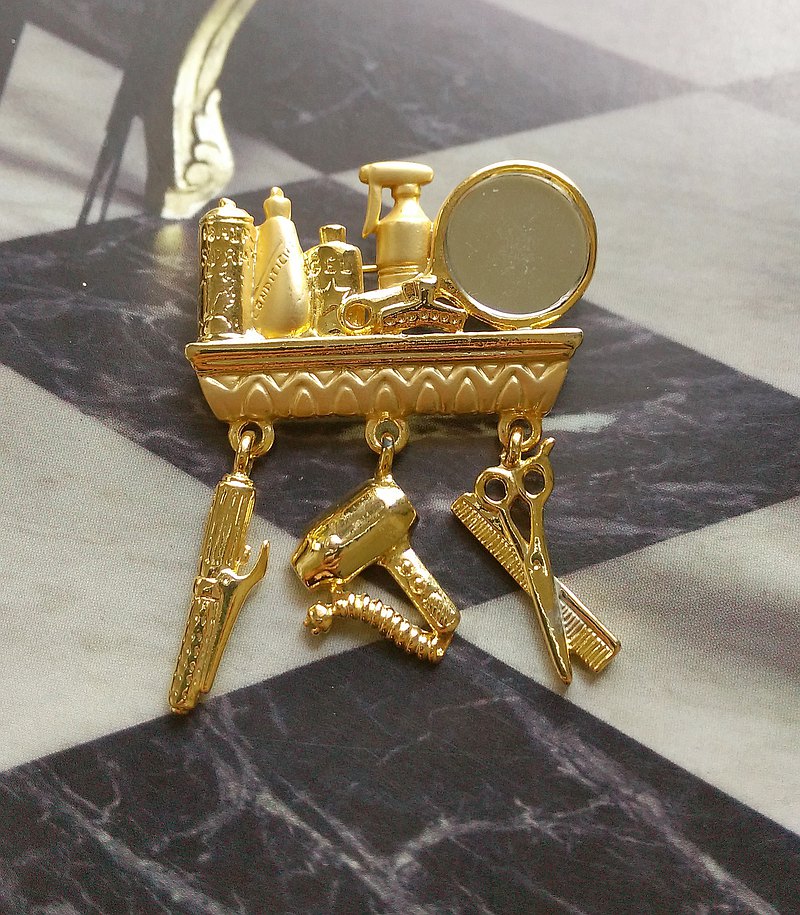 我們販售西洋古董老件飾品，非全新商品，照片均是實物拍攝，品況如圖， 請勿以全新商品的標準看待。 我們收的老飾品均是1960~1980年代在美國社會流行首飾風格，非此物件正確的製造年份。 請粉絲朋友們需