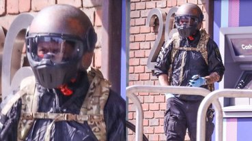 好萊塢硬漢防疫！湯姆哈迪「全副武裝」出門去 ATM 領錢，網友笑：還以為他來搶劫！