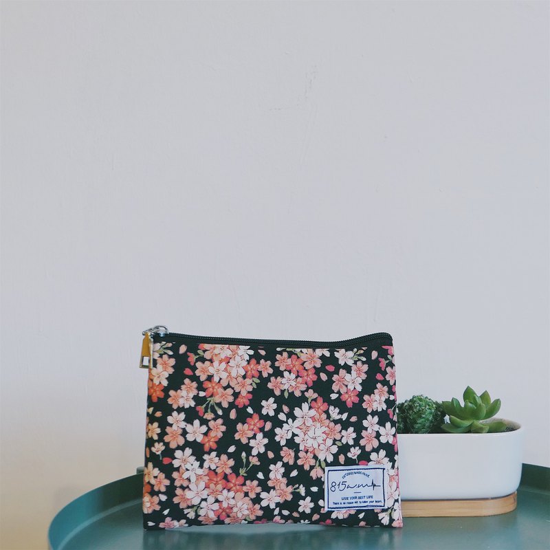 適合作筆袋、化妝袋、旅行雜物包等（還可放下PASSPORT哦！）