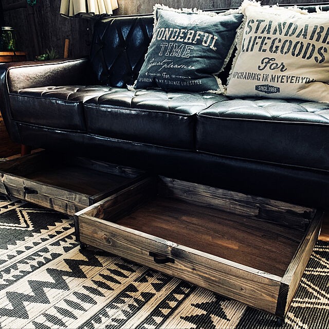 わずかなすきまを有効利用 ソファ下の収納アイデア10選