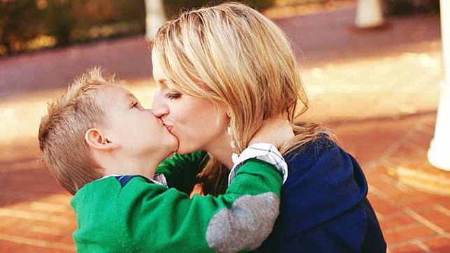 Mom love boys. Поцелуй женщины и мальчика. Мом son Kiss. Мальчик целует взрослой женщиной. Kiss boy Kiss.