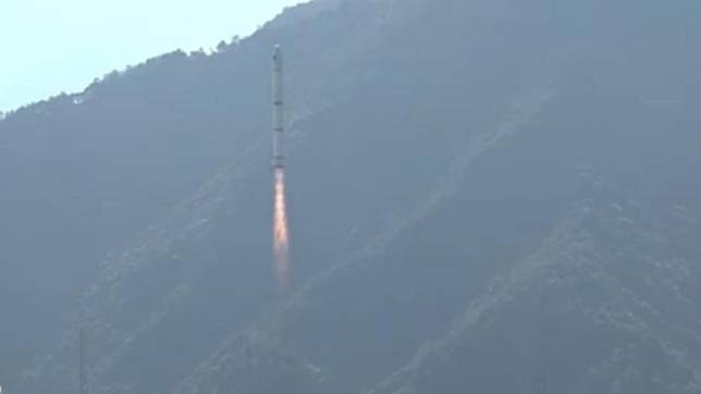 大陸在今日下午發射衛星，並飛越台灣南部，引發各界高度關注。（圖／翻攝自央視微博）