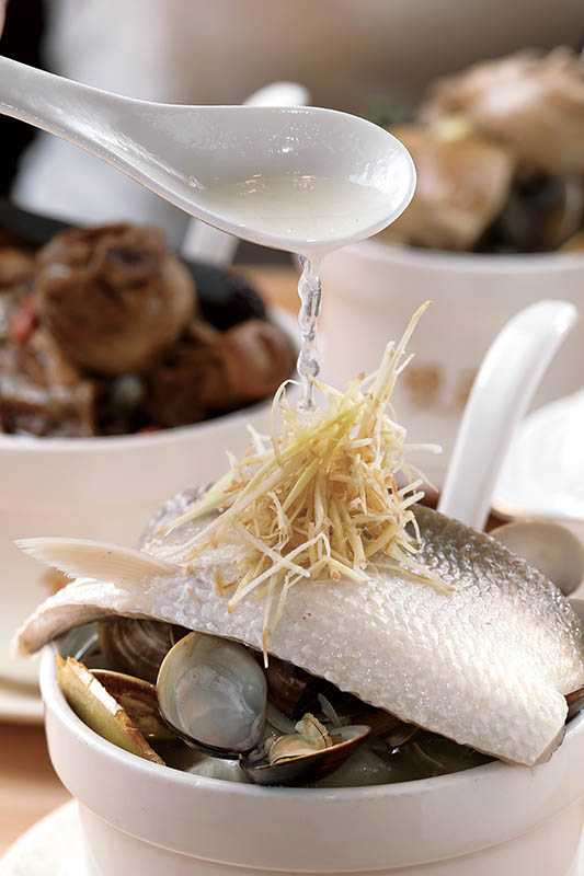 蛤蜊替「虱目魚肚蛤蜊湯」提出鮮味。（170元）（圖／于魯光攝）