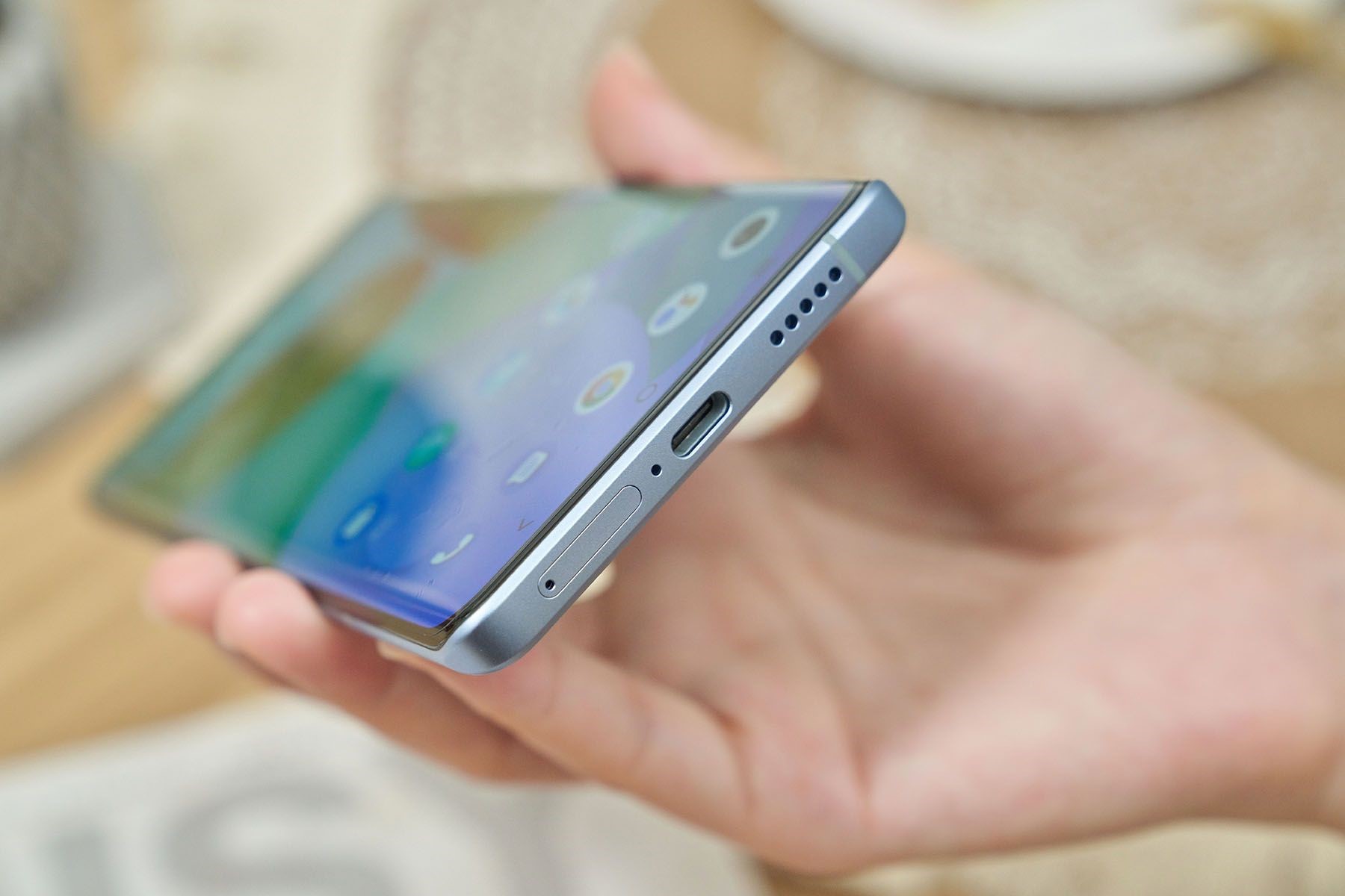 機身底側配置了 SIM 卡槽、麥克風、USB-C 埠與揚聲器孔。