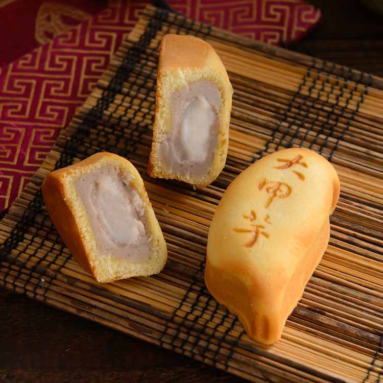 喜歡芋頭的朋友千萬不能錯過我們的「芋見櫻花」 內餡使用了台灣在地優質芋頭及Q彈麻糬，外層的餅皮則是加入了滋味迷人的蜂蜜，我們來回研究了許久，找到了內餡與餅皮兩者間的黃金比例，並將之完美的融合為一體，搭