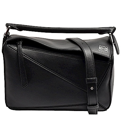 ★品牌PUZZLE BAG系列★壓印經典LOGO字樣，展現經典品牌性★頂級柔軟小牛皮，賦予優越質感★附上可拆背帶，手提、斜背二用