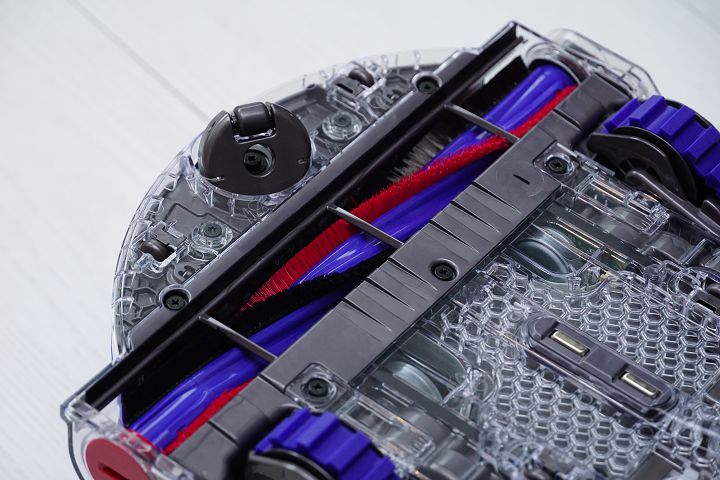 同樣沒有邊刷，取而代之的是與機身等寬的尼龍刷條。