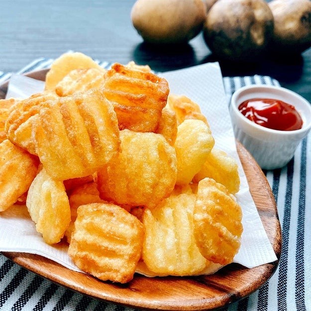 サックサク！一度食べたらやみつき！新感覚バブルポテトチップス（Tasty Japan）