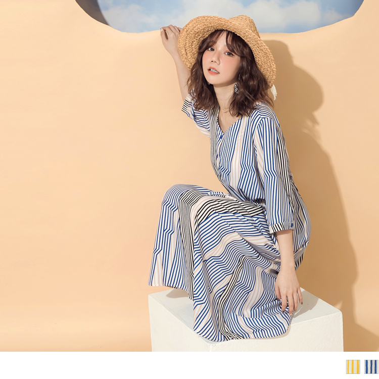 柔軟滑順的免熨燙材質讓妳穿著整天無顧慮， 採用膚觸涼感特性的面料使肌膚舒爽自在一整天且能抗暑涼夏， 收腰綁帶添加讓腰身更加曼妙窈窕，七分袖能預防早晚溫差 v領半排釦修飾臉部線條，配色的直條紋做拼接增加