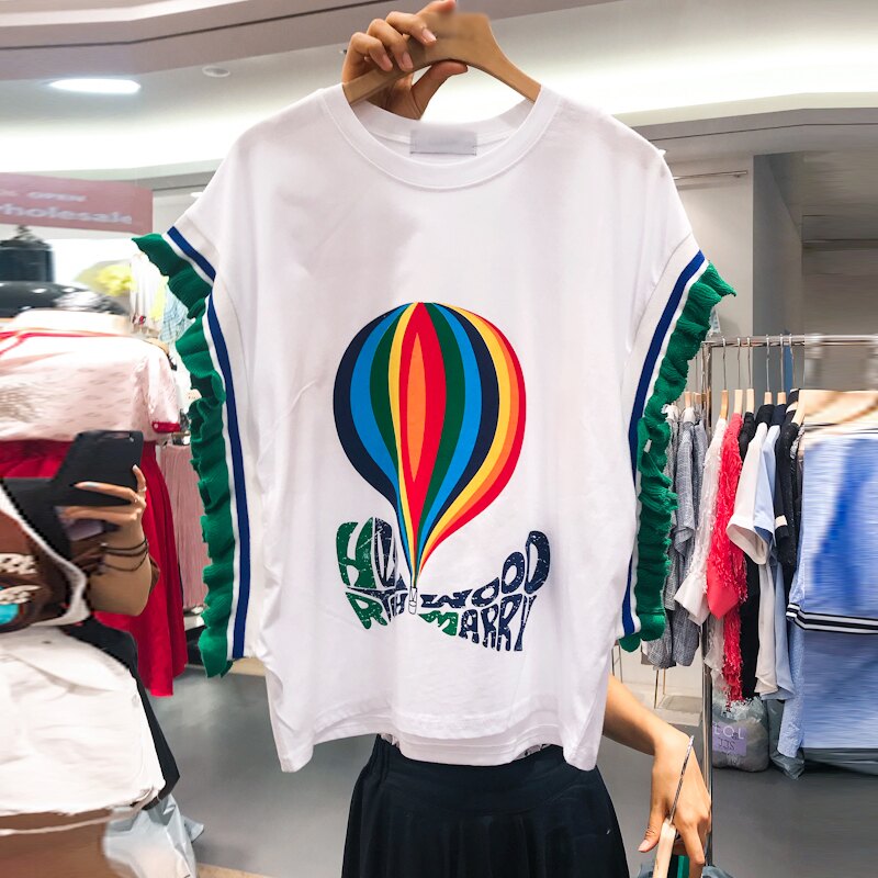 一個女孩的衣櫥-韓國東大門-韓國首爾熱賣款~INS~FB超火紅款◩ ◪ ~英文字◚ ◛熱氣球◚ ◛精緻印刷拼接荷葉邊T恤上衣 ◩ ◪ 2色 S-XL