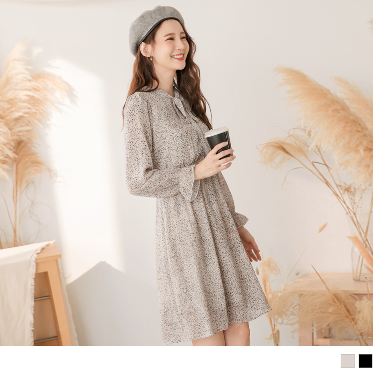 配色印花圖案搭配舒適垂墜感雪紡面料， 襯貼心防透內裡，給予親膚自在的好感~ 彈性高腰收腰鬆緊，讓妳擁有纖腰長腿視覺！ 柔美的綁帶視覺與袖口荷葉設計， 同時散發浪漫法式優雅氣質~ 此款2色印花洋裝，適合