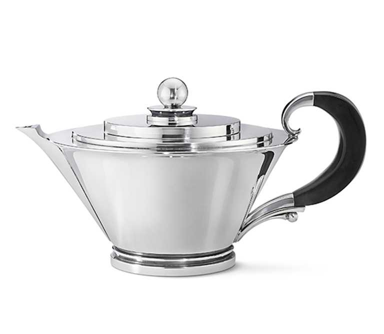 GEORG JENSEN「銀雕茶壺」，設計師Harald Nielsen作品╱442,100元。（圖╱提供GEORG JENSEN）