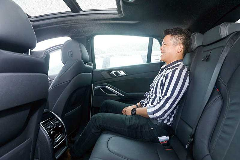 後座也有冷暖氣恆溫控制面板，座椅前後空間相當寬敞，但上下空間有些侷限。（圖／王永泰攝）