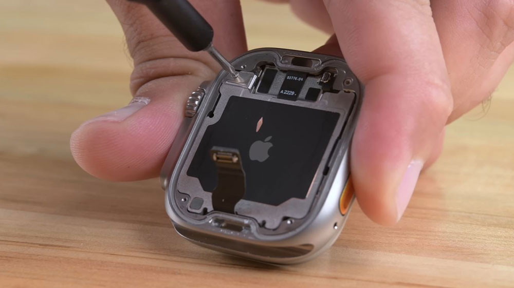 Apple Watch Ultra 拆解：內建超大電池，維修性高但很難自行拆修 - 電腦王阿達