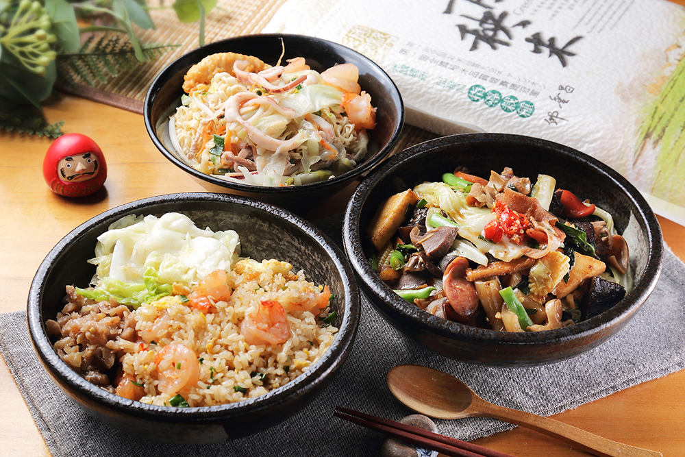 炒泡麵(後)、蝦仁炒飯(左)及年輕老闆研發的獨門菜色十三香炒滷味(右)都是前鎮炒飯必點菜色。(攝影/Carter)