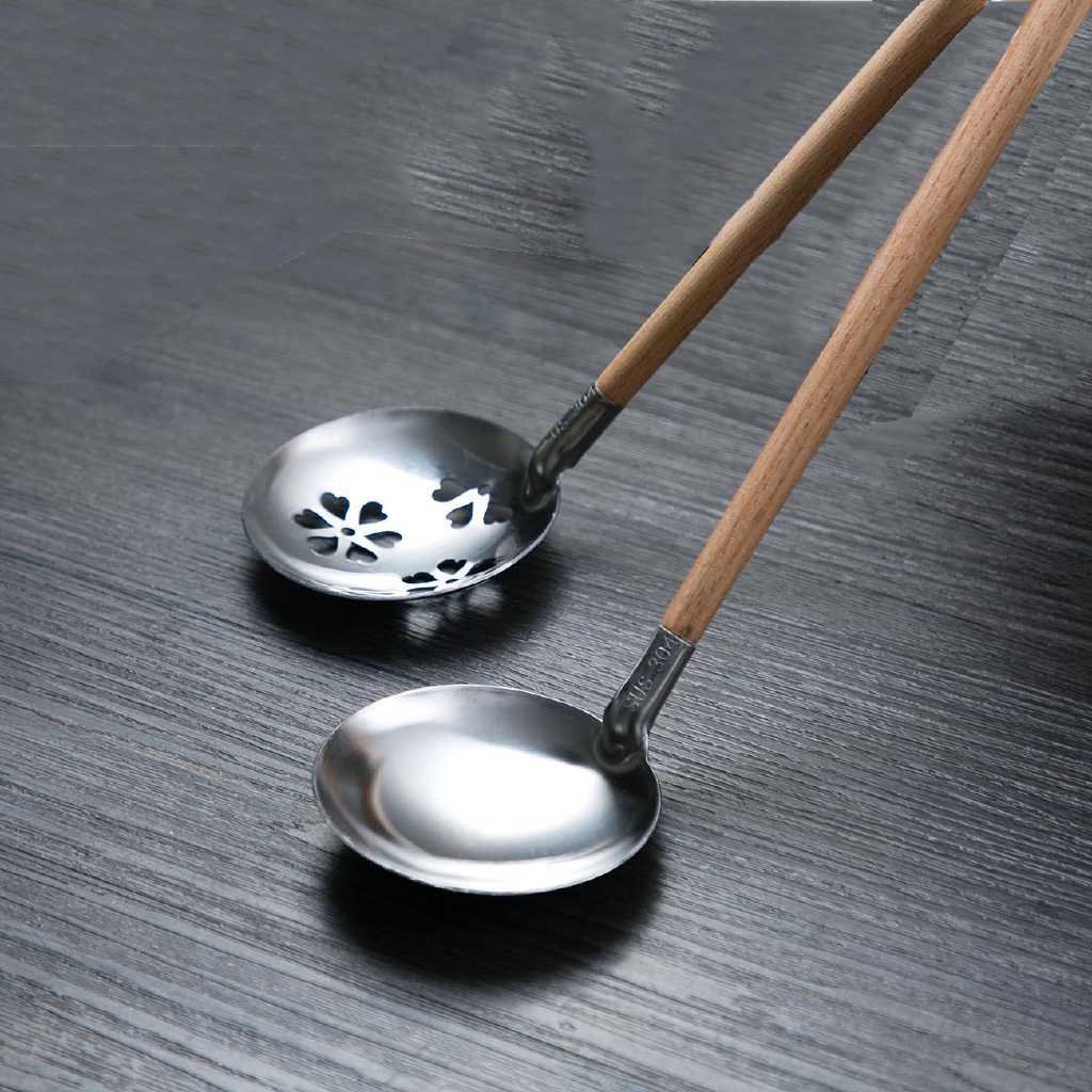 品牌: 居家家材質: 304不銹鋼+木柄顏色分類: 勺子 漏勺貨號: LD7352手柄材質: 木出售方式: 單個#湯勺 #勺子 #漏勺 #不鏽鋼 #火鍋勺子 #湯匙