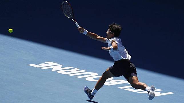 Dalam perjalan ke babak perempat final, Chung Hyeon berhasil mengalahkan dua petenis unggulan, yakni Alexander Zverev dan Novak Djokovic. (REUTERS/David Gray)