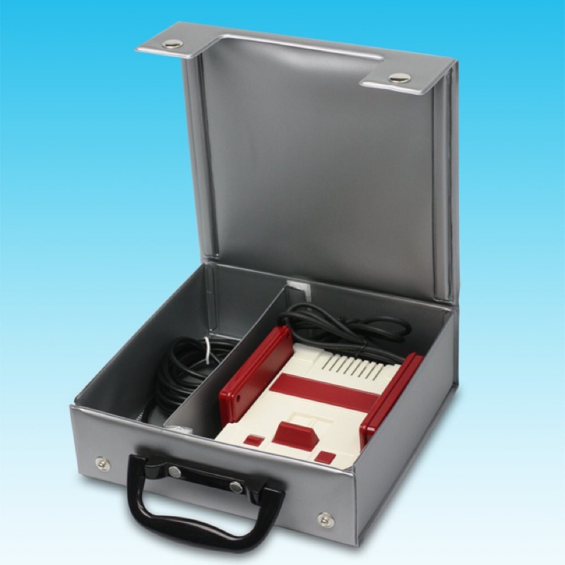 現貨中 商品不含主機本體FAMICOM 迷你版 任天堂 專用收納箱 手提箱全新未拆封※軟體屬於著作權商品，經拆封視同購買，恕無法接受退換貨，謝謝●方便地容納經典Mini FC的身體！攜帶方便，重量輕的