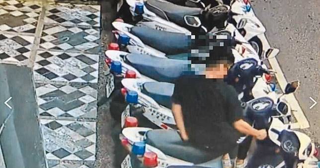 少年不滿友人被帶回派出所　3秒膠封警用機車鑰匙孔