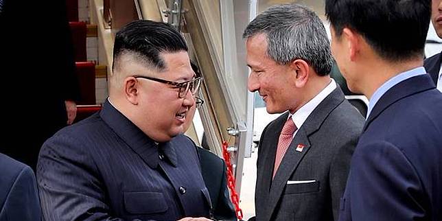 kim jong un tiba di singapura disambut menteri luar negeri vivian balakrishnan.