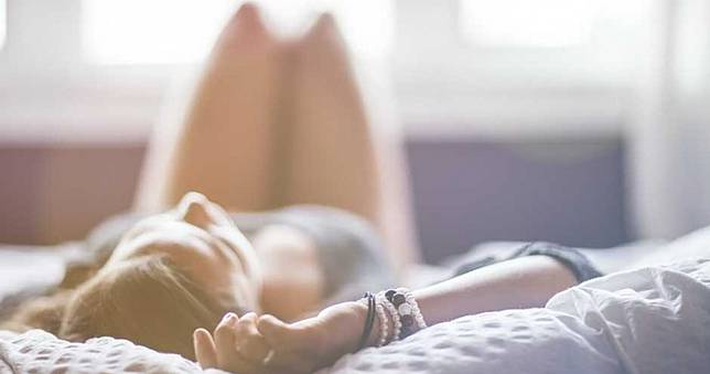 女住日租公寓半夜「腳踝被偷摸」　驚見陌生裸男：我藏在衣櫥