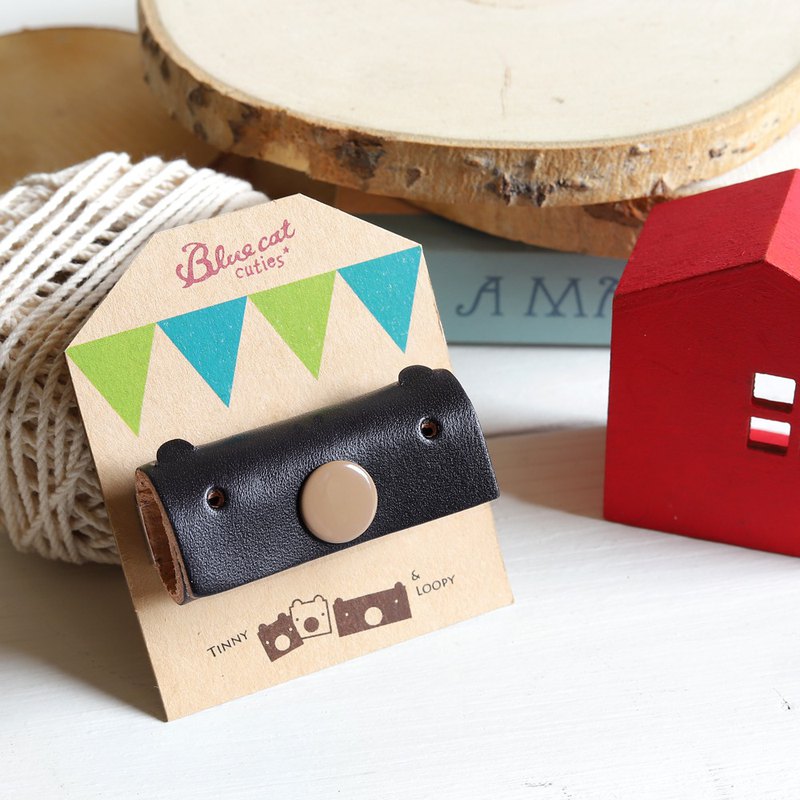 超級可愛的Loopy能幫助您收納耳機線, 捲起來完全不占空間. 而且可以調節耳機線長短就不會絆到東西囉, 不必拆卸不怕遺失. 重點是搭配穿著超吸睛, 快點戴上可愛的Loopy跟大家炫耀吧 :D