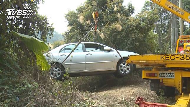 導航惹禍？　女開產業道路迴轉不慎車卡邊坡