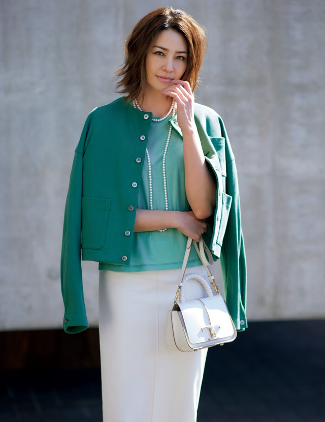 グリーントップスはオフ白となじませて上質感ある雰囲気に かっこよく着映える きれい色 コーデ Web Eclat