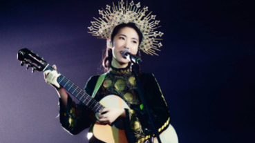 王若琳化身星空女神 身披華麗斗篷致敬翁倩玉