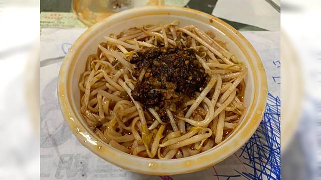 有些人天生愛吃辣，喜歡在食物內加辣椒或辣油後再品嘗。(圖／翻攝自爆廢公社)