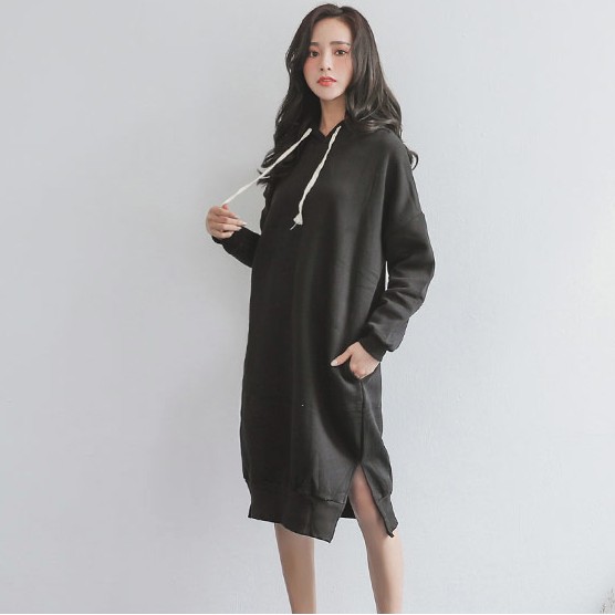 SUPER COLOR正韓‧韓妞基本款內刷毛大學T連帽洋裝材質：棉+聚酯纖維平量尺寸：衣長97cm不含帽子/胸寬66cm(因手工測量2-3cm的內誤差)⭐️ 購物須知 ⭐️全系列商品皆為實拍照請放心挑選✔現貨商品：下單後3天個工作日內出貨✔預購商品：商品時間約7-20工作日(不含例假日) ( 如有特殊狀況將會另行通知 )(如是急需者可先 聊聊 詢問是否現貨商品)收到商品後請立即拆封檢查，如有疑慮請 聊聊 通知,以避免錯過15日售後服務處理期限！退回商品需包裝完好無損和附件齊全（吊牌、商標完整未剪，無汙漬、無異味、無下水、無修改)；若商品有包裝袋、配件、紙盒…等也需保持完整無損一同退回。鞋款商品辦理退貨時，鞋盒屬商品配件之一，請勿直接黏貼，一經毀損恕無法受理退貨瑕疵定義：大範圍破損或髒污、綴飾脫落、版型歪斜等嚴重影響穿著之異常狀況。如為細小線頭或微點、３cm內誤差、口袋或釦眼保護車縫、運送擠壓皺摺皆非瑕疵範圍。