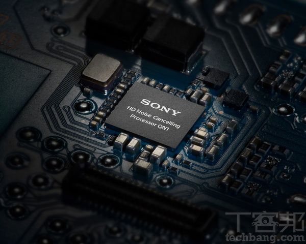 ANC 主動式降噪技術主要藉由聲波疊加原理消除低頻噪音，透過耳機上的麥克風(上圖)採集環境噪聲，再由內建處理器(下圖)快速演算生成一段與之反向的聲音，以此抵消掉外部低頻噪音。