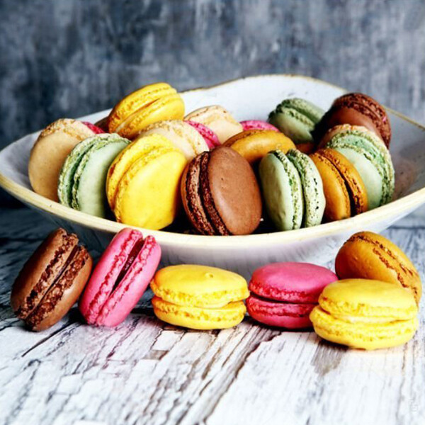 商品名稱：馬卡龍 商品產地：泰國 商品規格：280g±10%/盒，24入/盒 配送方式：全程低溫-18°C冷凍車配送 保存方式：請置於冰箱冷凍 (-18℃) 以下保存 注意事項：解凍後請盡速食用完畢，