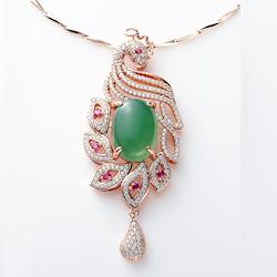 ◎其通透翠綠的高雅之美|◎世上所有含鉻微量元素之寶石 皆具高價值性|◎天然無處理含鉻天然寶石 極具收藏價值✦主商品內容：墜鍊x1、戒指x1✦主商品規格：墜鍊主石約10克拉(16*12mm)、戒指主石約