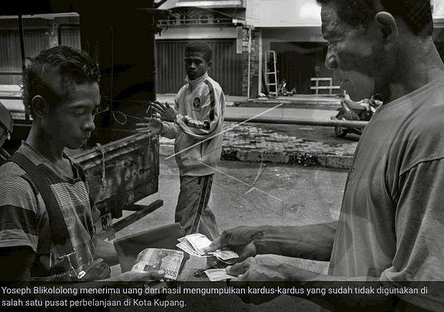 Mimpi Seorang Pendidik di Tumpukan Kardus Bekas