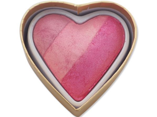 優惠款 英國 Makeup Revolution~心形腮紅餅(10g) Blushing Heart -NG品，還有更多的日韓美妝、海外保養品、零食都在小三美日，現在購買立即出貨給您。